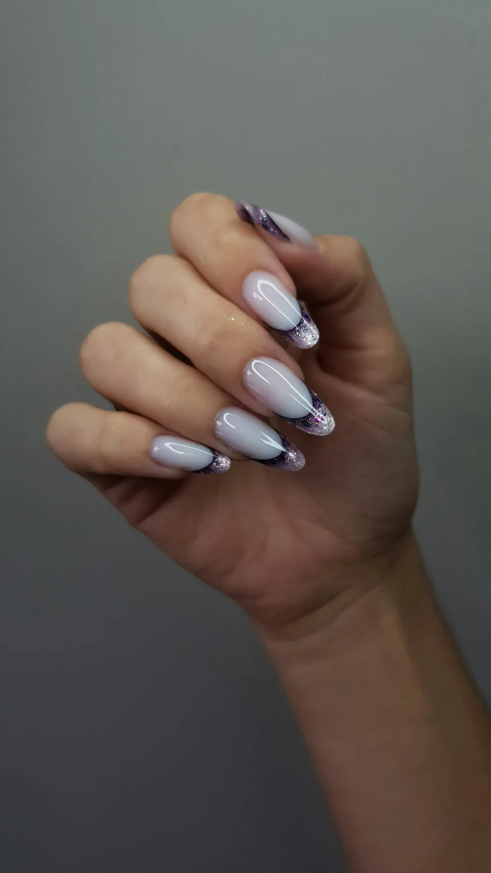 Uñas blancas con puntas de efecto mármol en morado y negro