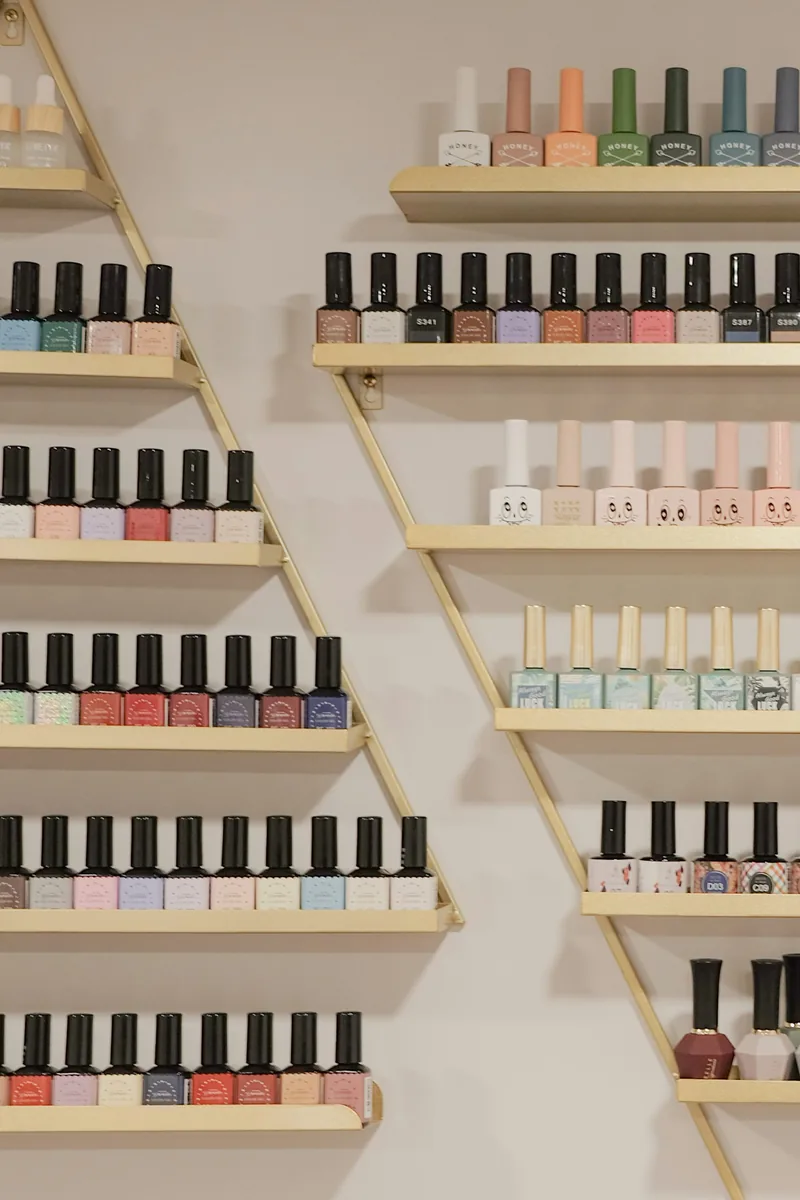 Estantería con decenas de esmaltes de colores